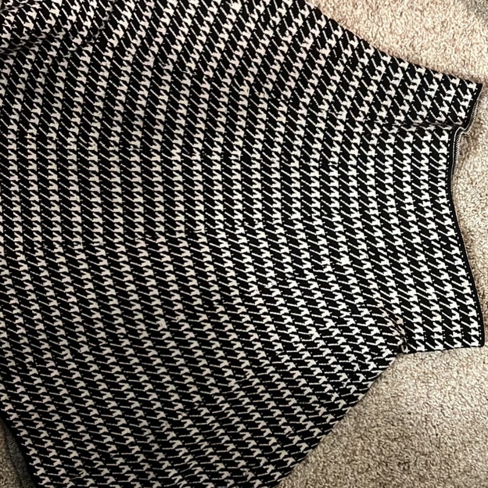 Black and white knit skirt
